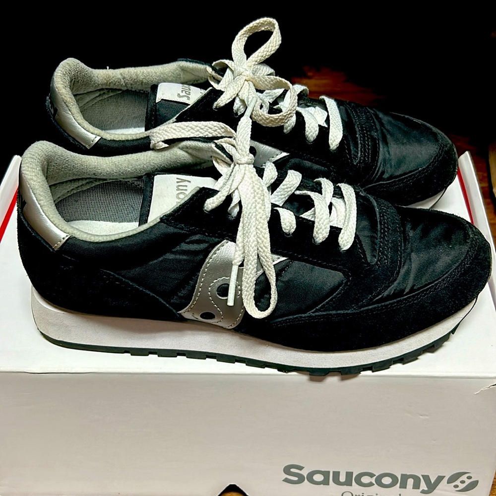 Saucony Jazz size 8 black white and silver sneakers